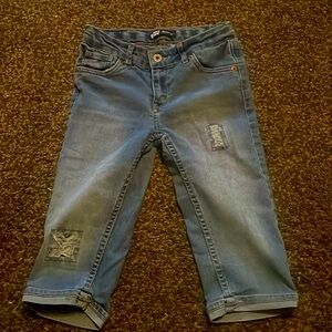 Levi’s Skimmer style girls size 10 jeans. (Skimmer is a capri style jeans)